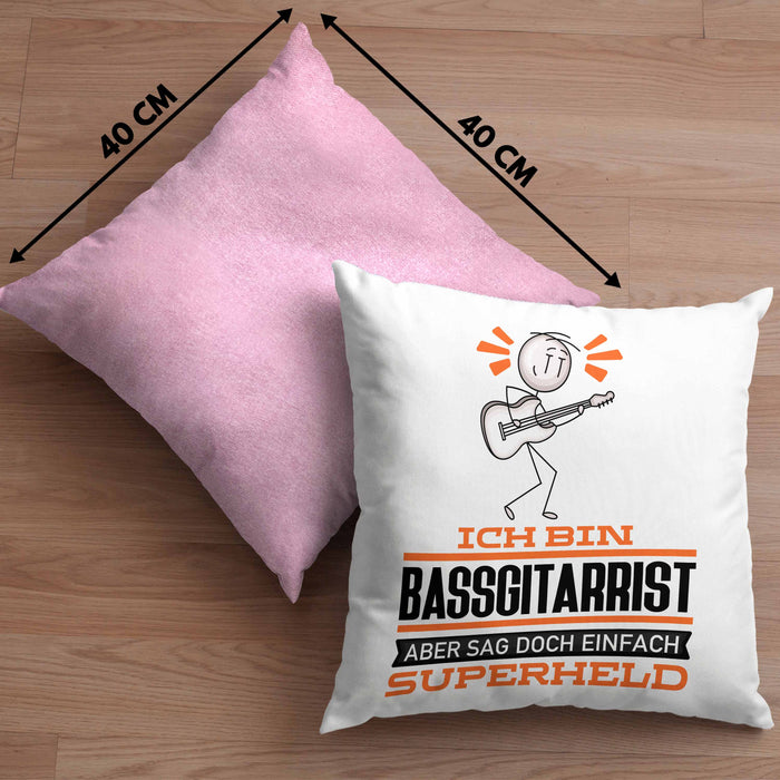Bassgitarrist Geschenk Kissen mit Füllung 40x40 Ich Bin Bassgitarrist Aber Sag Doch Einfach Superheld Lustige Geschenkdiee für Bassgitarrist (Grau) Rosa Trendation