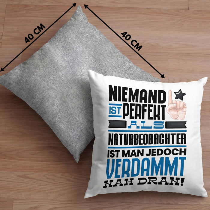 Naturbeobachter Geschenk Kissen mit Füllung 40x40 Lustige Geschenkidee für Naturbeobachter Geburtstag Niemand Ist Perfekt Aber Als Naturbeobachter Ist Man Nah Dran (Grau) Grau Trendation
