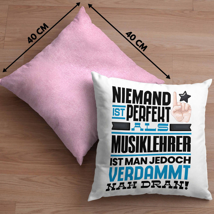 Musiklehrer Geschenk Kissen mit Füllung 40x40 Lustige Geschenkidee für Musiklehrer Geburtstag Niemand Ist Perfekt Aber Als Musiklehrer Ist Man Nah Dran (Grau) Rosa Trendation