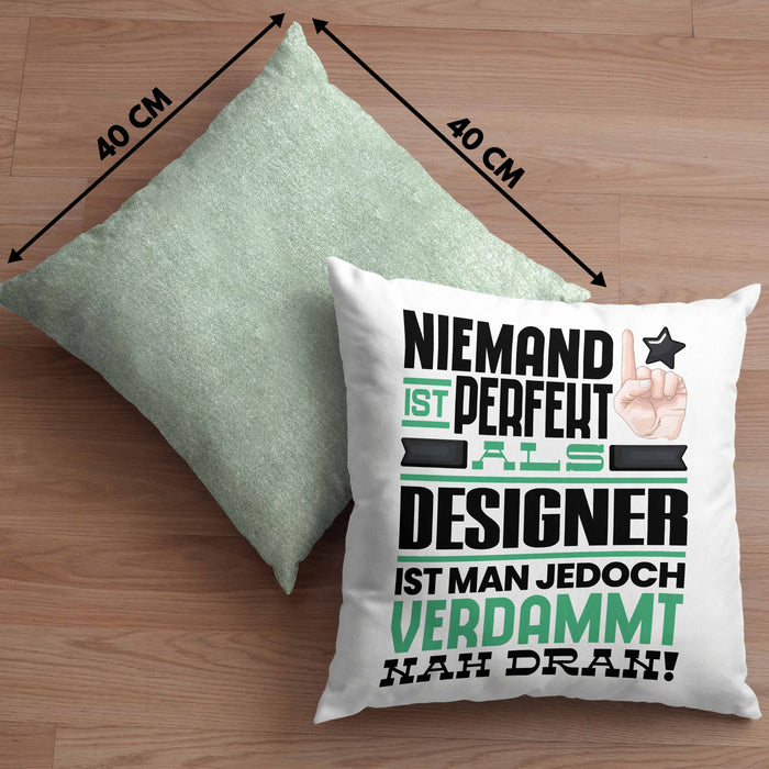 Designer Geschenk Kissen mit Füllung 40x40 Lustige Geschenkidee für Designer Geburtstag Niemand Ist Perfekt Aber Als Designer Ist Man Nah Dran (Grau) Grün Trendation