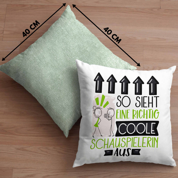 Schauspielerin Geschenk Kissen mit Füllung 40x40 Lustig Geschenkidee für Schauspielerin Geburtstag So Sieht Eine Richtig Coole Schauspielerin Aus Frauen Spruch (Grau) Grün Trendation