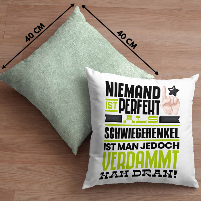 Schwiegerenkel Geschenk Kissen mit Füllung 40x40 Lustige Geschenkidee für Schwiegerenkel Geburtstag Niemand Ist Perfekt Aber Als Schwiegerenkel Ist Man Nah Dran (Grau) Grün Trendation