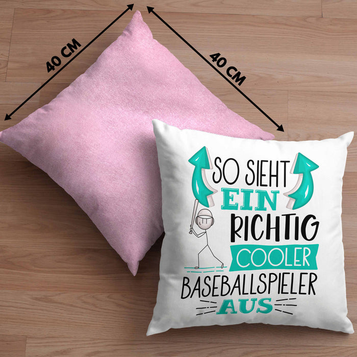 So Sieht Ein Richtig Cooler Baseballspieler Aus Geschenk Kissen mit Füllung 40x40 Lustiger Spruch Geschenkidee (Grau) Rosa Trendation