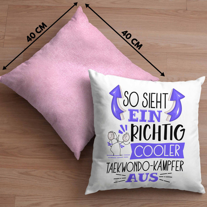 So Sieht Ein Richtig Cooler Taekwondo-Kämpfer Aus Geschenk Kissen mit Füllung 40x40 Lustiger Spruch Geschenkidee (Grau) Rosa Trendation