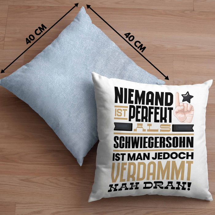 Schwiegersohn Geschenk Kissen mit Füllung 40x40 Lustige Geschenkidee für Schwiegersohn Geburtstag Niemand Ist Perfekt Aber Als Schwiegersohn Ist Man Nah Dran (Grau) Blau Trendation