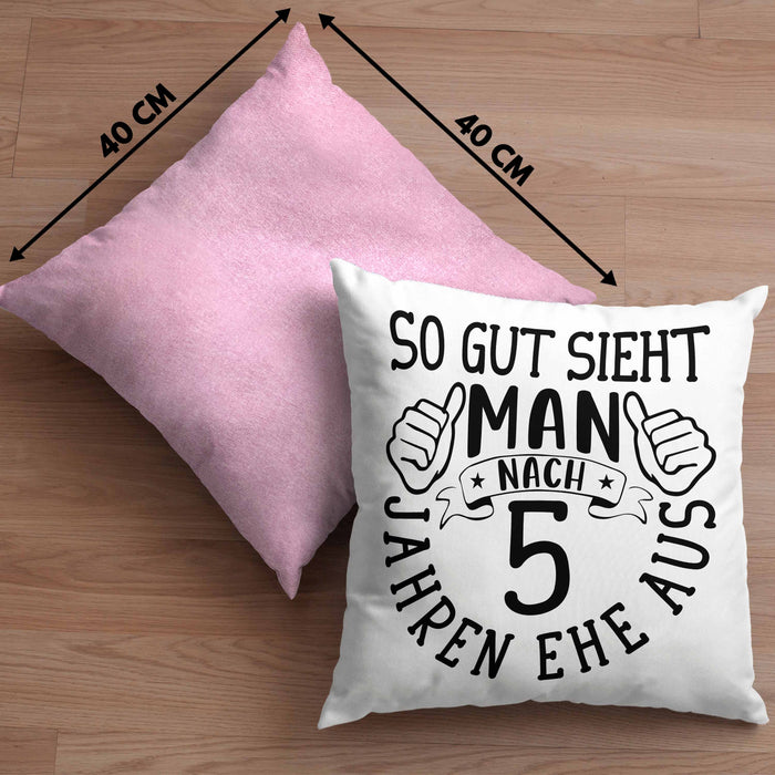 Hölzerne Hochzeit Kissen mit Füllung 40x40 Geschenk Ehemann Ehefrau Partner So Gut Sieht Man Nach 5 Jahren Ehe Aus (Grau) Rosa Trendation
