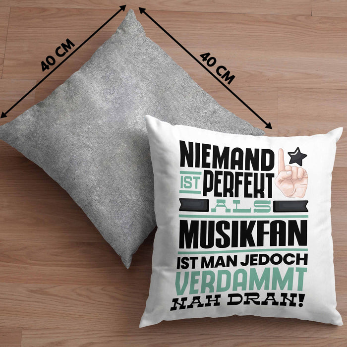 Musikfan Geschenk Kissen mit Füllung 40x40 Lustige Geschenkidee für Musikfan Geburtstag Niemand Ist Perfekt Aber Als Musikfan Ist Man Nah Dran (Grau) Grau Trendation