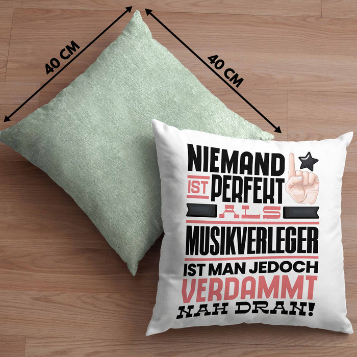 Musikschüler Geschenk Kissen mit Füllung 40x40 Lustige Geschenkidee für Musikschüler Geburtstag Niemand Ist Perfekt Aber Als Musikschüler Ist Man Nah Dran (Grau) Grün Trendation