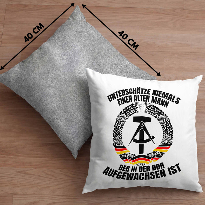 DDR Mann Kissen mit Füllung 40x40 Geschenk Unterschätze Niemals Einen Alten Mann Der In Der DDR AufgewachsenIst (Grau) Grau Trendation
