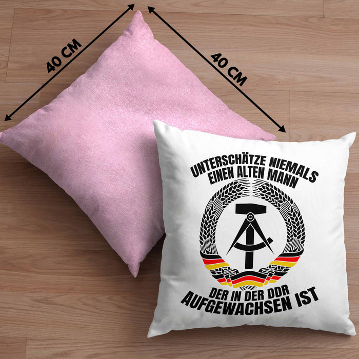 DDR Mann Kissen mit Füllung 40x40 Geschenk Unterschätze Niemals Einen Alten Mann Der In Der DDR AufgewachsenIst (Grau) Rosa Trendation