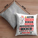 Rocker Geschenk Kissen mit Füllung 40x40 Lustiger Spruch Erheben Sie Sich Der Rocker Betritt den Raum (Grau) Grau Trendation