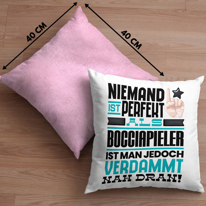 Bocciapieler Geschenk Kissen mit Füllung 40x40 Lustige Geschenkidee für Bocciapieler Geburtstag Niemand Ist Perfekt Aber Als Bocciapieler Ist Man Nah Dran (Grau) Rosa Trendation