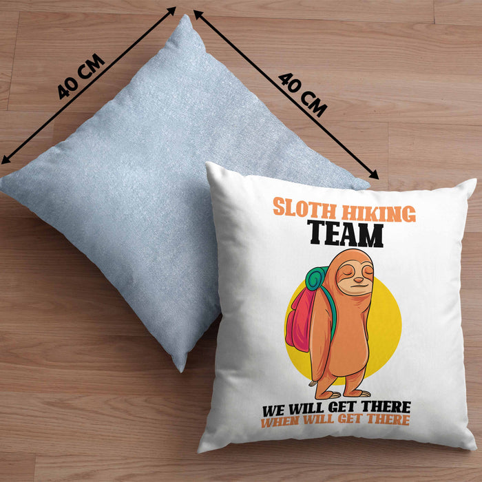 Sloth Hiking Team Kissen mit Füllung 40x40 Geschenk Lustiger Spruch Wander Berge We Will Get There When We Get There Geschenkidee Geburtstag (Grau) Blau Trendation