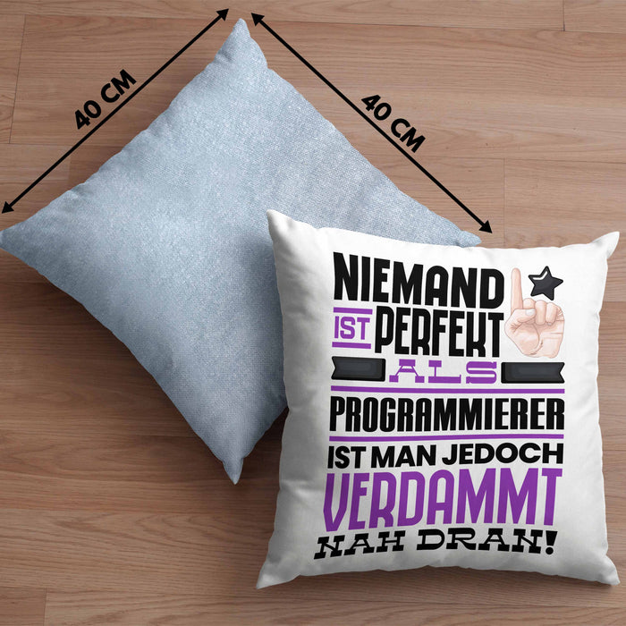 Programmierer Geschenk Kissen mit Füllung 40x40 Lustige Geschenkidee für Programmierer Geburtstag Niemand Ist Perfekt Aber Als Programmierer Ist Man Nah Dran (Grau) Blau Trendation