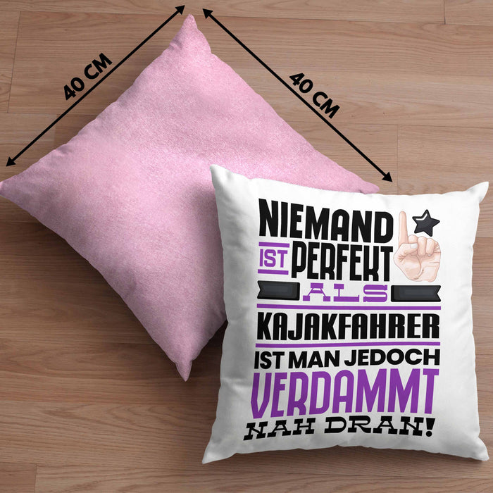 Kajakfahrer Geschenk Kissen mit Füllung 40x40 Lustige Geschenkidee für Kajakfahrer Geburtstag Niemand Ist Perfekt Aber Als Kajakfahrer Ist Man Nah Dran (Grau) Rosa Trendation
