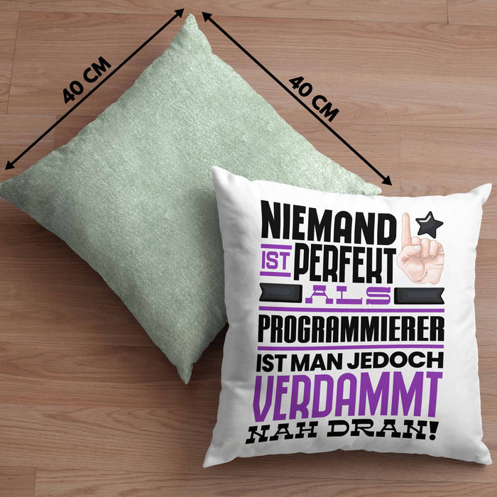 Programmierer Geschenk Kissen mit Füllung 40x40 Lustige Geschenkidee für Programmierer Geburtstag Niemand Ist Perfekt Aber Als Programmierer Ist Man Nah Dran (Grau) Grün Trendation