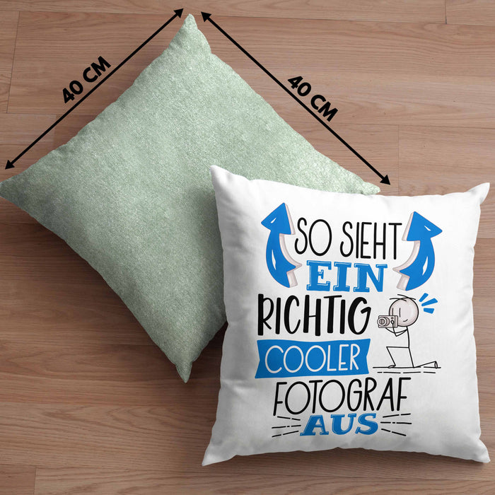 Fotograf Kissen mit Füllung 40x40 Geschenk So Sieht Ein RIchtig Cooler Fotograf Aus Geschenkidee Lustiger Spruch Geburtstag (Grau) Grün Trendation