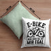 E-Bike Fahrer Geschenk Kissen mit Füllung 40x40 Elektro-Fahrrad Berg Oder Tal Ist Mir Egal Geschenkidee (Grau) Grün Trendation