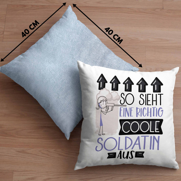 Soldatin Geschenk Kissen mit Füllung 40x40 Geschenkidee für Soldatin Geburtstag Weihnachten Spruch So Sieht Eine Richtig Coole Soldatin Aus (Grau) Blau Trendation