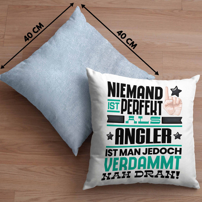 Angler Geschenk Kissen mit Füllung 40x40 Lustige Geschenkidee für Angler Geburtstag Niemand Ist Perfekt Aber Als Angler Ist Man Nah Dran (Grau) Blau Trendation
