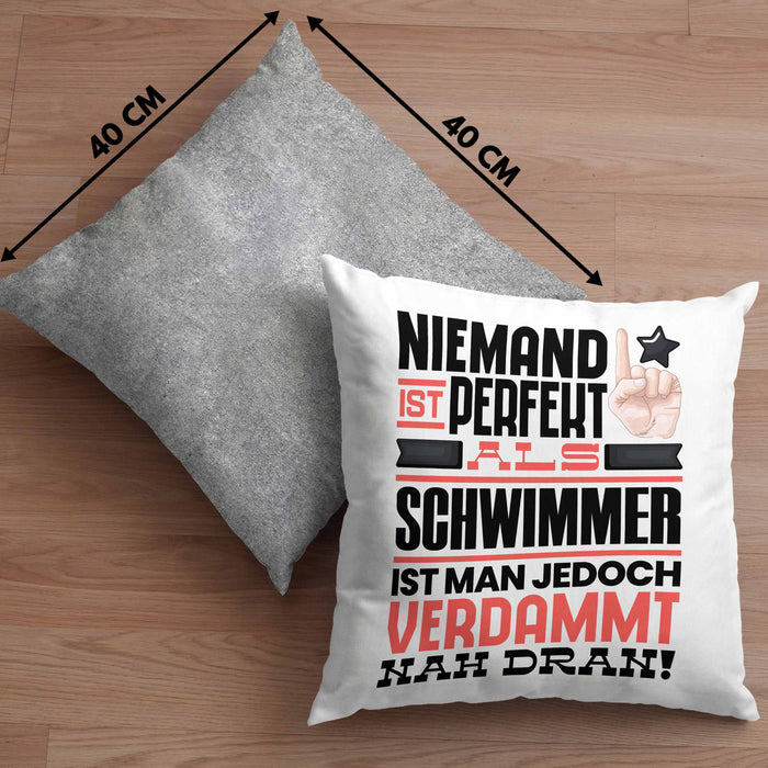 Schwimmer Geschenk Kissen mit Füllung 40x40 Lustige Geschenkidee für Schwimmer Geburtstag Niemand Ist Perfekt Aber Als Schwimmer Ist Man Nah Dran (Grau) Grau Trendation