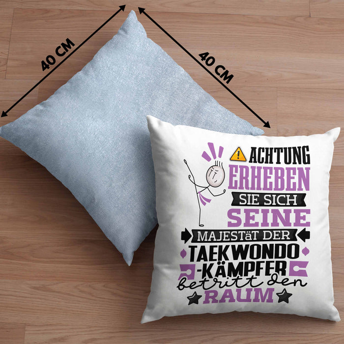 Taekwondo-Kämpfer Geschenk Kissen mit Füllung 40x40 Lustiger Spruch Erheben Sie Sich Der Taekwondo-Kämpfer Betritt den Raum (Grau) Blau Trendation