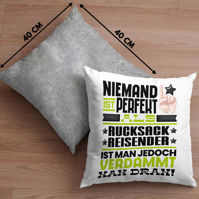 Rucksackreisender Geschenk Kissen mit Füllung 40x40 Lustige Geschenkidee für Rucksackreisender Geburtstag Niemand Ist Perfekt Aber Als Rucksackreisender Ist Man Nah Dran (Grau) Grau Trendation