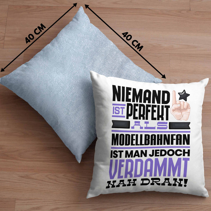 Modellbahnfan Geschenk Kissen mit Füllung 40x40 Lustige Geschenkidee für Modellbahnfan Geburtstag Niemand Ist Perfekt Aber Als Modellbahnfan Ist Man Nah Dran (Grau) Blau Trendation