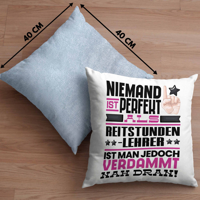 Reitstundenlehrer Geschenk Kissen mit Füllung 40x40 Lustige Geschenkidee für Reitstundenlehrer Geburtstag Niemand Ist Perfekt Aber Als Reitstundenlehrer Ist Man Nah Dran (Grau) Blau Trendation