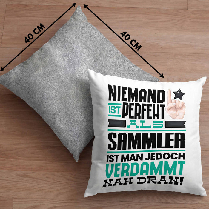 Sammler Geschenk Kissen mit Füllung 40x40 Lustige Geschenkidee für Sammler Geburtstag Niemand Ist Perfekt Aber Als Sammler Ist Man Nah Dran (Grau) Grau Trendation