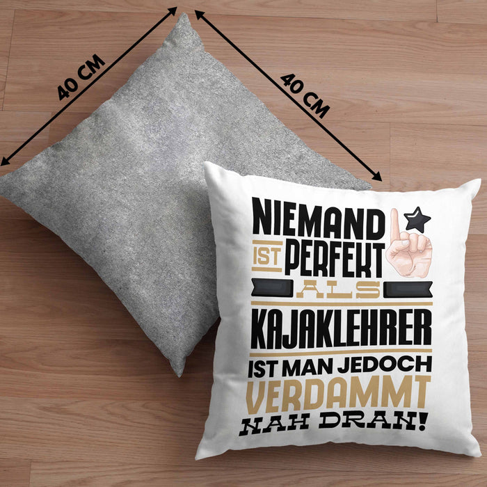 Kajaklehrer Geschenk Kissen mit Füllung 40x40 Lustige Geschenkidee für Kajaklehrer Geburtstag Niemand Ist Perfekt Aber Als Kajaklehrer Ist Man Nah Dran (Grau) Grau Trendation
