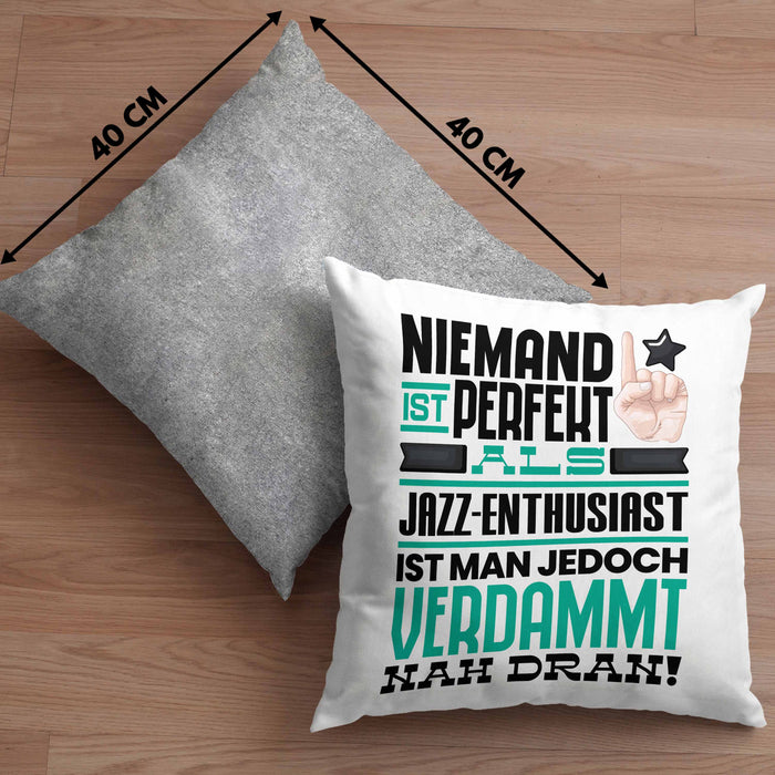 Jazz-Enthusiast Geschenk Kissen mit Füllung 40x40 Lustige Geschenkidee für Jazz-Enthusiast Geburtstag Niemand Ist Perfekt Aber Als Jazz-Enthusiast Ist Man Nah Dran (Grau) Grau Trendation