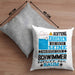 Schwimmer Geschenk Kissen mit Füllung 40x40 Lustiger Spruch Erheben Sie Sich Der Schwimmer Betritt den Raum (Grau) Grau Trendation