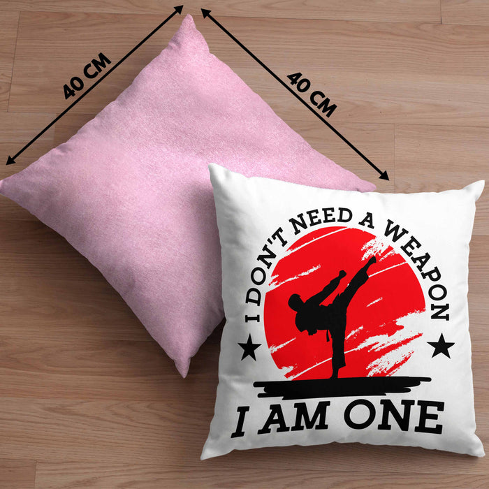 Karate-Kissen mit Füllung 40x40 Geschenk Kampfsport-Fans Jiu Jitsu Geschenkidee I Dont Need A Weapon I Am One (Grau) Rosa Trendation
