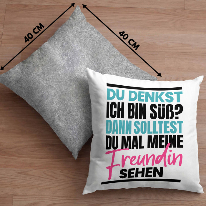 Du Denkst Ich Bin Süß Dann Solltest Du Mal Meine Freundin Sehen Kissen mit Füllung 40x40 Geschenk Spruch Eifersüchtige Freundin (Grau) Grau Trendation
