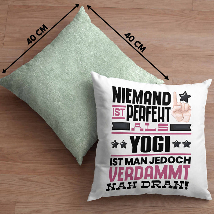 Yogi Geschenk Kissen mit Füllung 40x40 Lustige Geschenkidee für Yogi Geburtstag Niemand Ist Perfekt Aber Als Yogi Ist Man Nah Dran (Grau) Grün Trendation