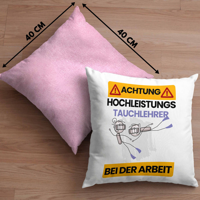 Tauchlehrer Kissen mit Füllung 40x40 Geschenk Lustiger Spruch Geschenkidee für Tauchlehrer Achtung Hochleistungs Tauchlehrer Bei Der Arbeit (Grau) Rosa Trendation