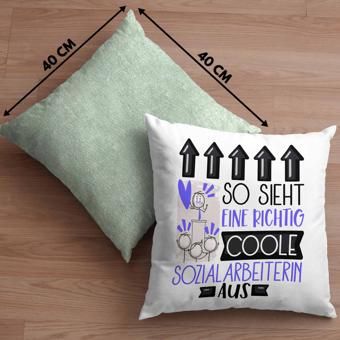 Sozialarbeiterin Geschenk Kissen mit Füllung 40x40 Geschenkidee für Sozialarbeiterin Geburtstag Weihnachten Spruch So Sieht Eine Richtig Coole Sozialarbeiterin Aus (Grau) Grün Trendation