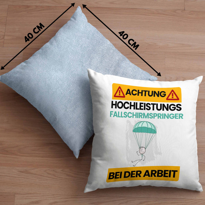 Fallschirmspringer Kissen mit Füllung 40x40 Geschenk Lustiger Spruch Geschenkidee für Fallschirmspringer Achtung Hochleistungs Fallschirmspringer Bei Der Arbeit (Grau) Blau Trendation