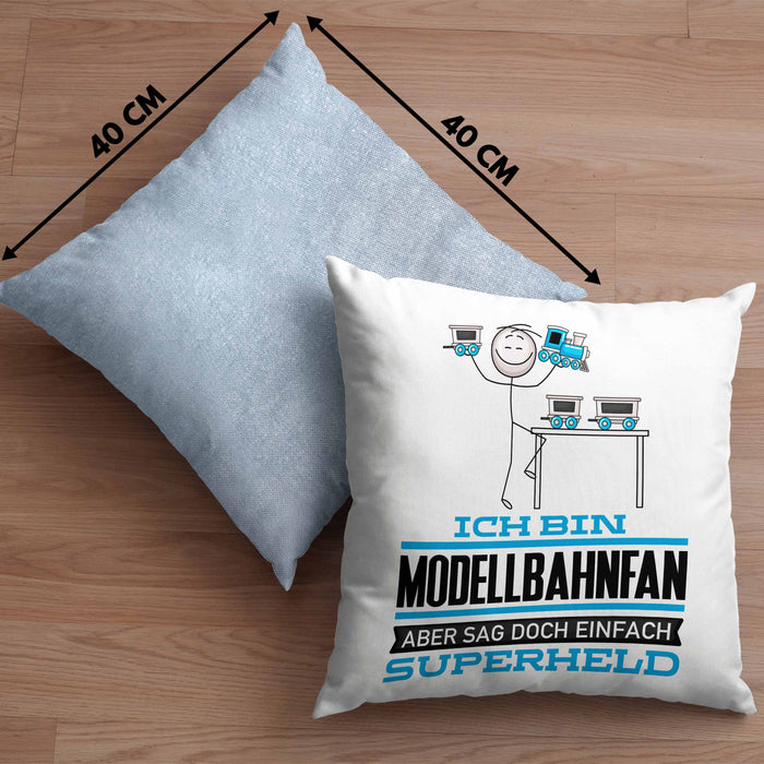 Modellbahnfan Geschenk Kissen mit Füllung 40x40 Ich Bin Modellbahnfan Aber Sag Doch Einfach Superheld Lustige Geschenkdiee für Modellbahnfan (Grau) Blau Trendation