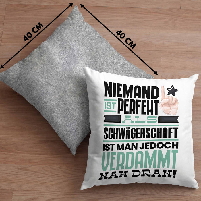 Schwägerschaft Geschenk Kissen mit Füllung 40x40 Lustige Geschenkidee für Schwägerschaft Geburtstag Niemand Ist Perfekt Aber Als Schwägerschaft Ist Man Nah Dran (Grau) Grau Trendation