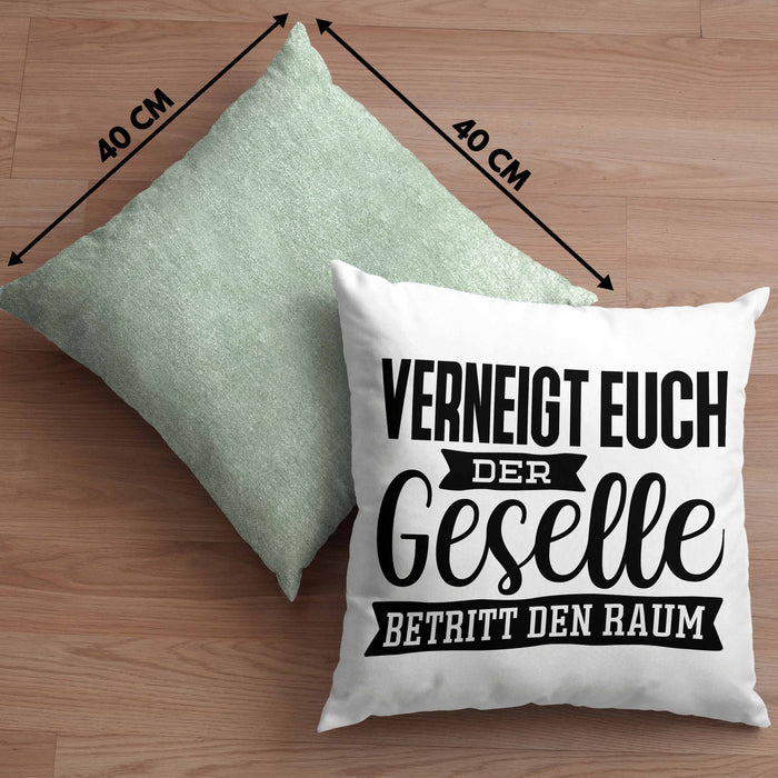 Geselle Prüfung Bestanden Kissen mit Füllung 40x40 Geschenk Verneigt Euch Der Geselle Betritt Den Raum (Grau) Grün Trendation