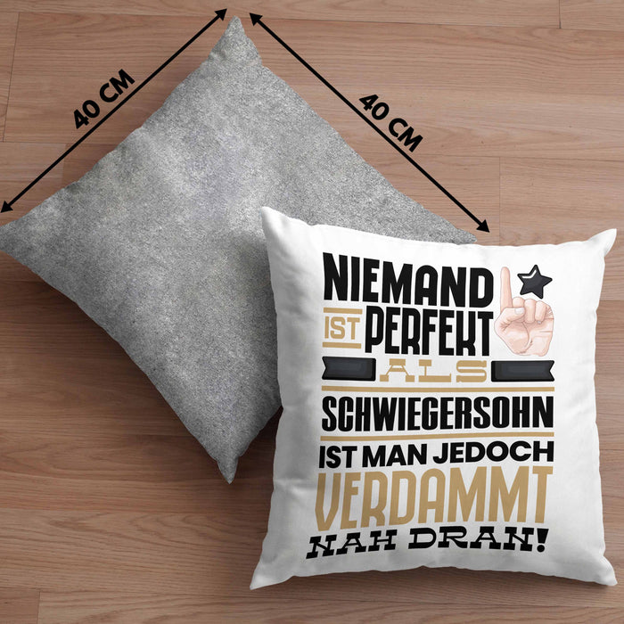 Schwiegersohn Geschenk Kissen mit Füllung 40x40 Lustige Geschenkidee für Schwiegersohn Geburtstag Niemand Ist Perfekt Aber Als Schwiegersohn Ist Man Nah Dran (Grau) Grau Trendation