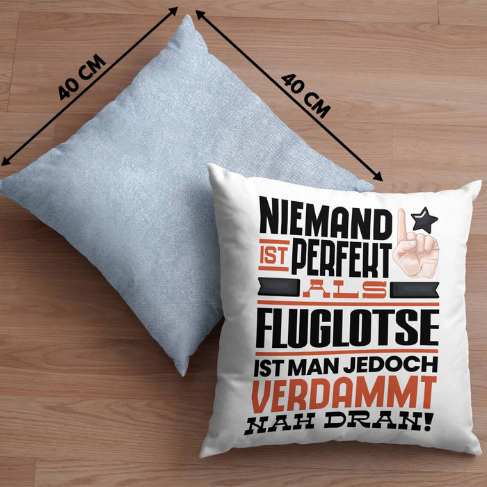 Fluglotse Geschenk Kissen mit Füllung 40x40 Lustige Geschenkidee für Fluglotse Geburtstag Niemand Ist Perfekt Aber Als Fluglotse Ist Man Nah Dran (Grau) Blau Trendation