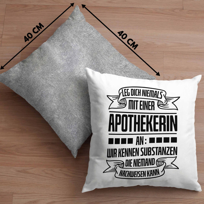 Apothekerin Kissen mit Füllung 40x40 Geschenk Wir Kennen Substanzen Die Niemand Nachweisen Kann Lustig Spruch (Grau) Grau Trendation