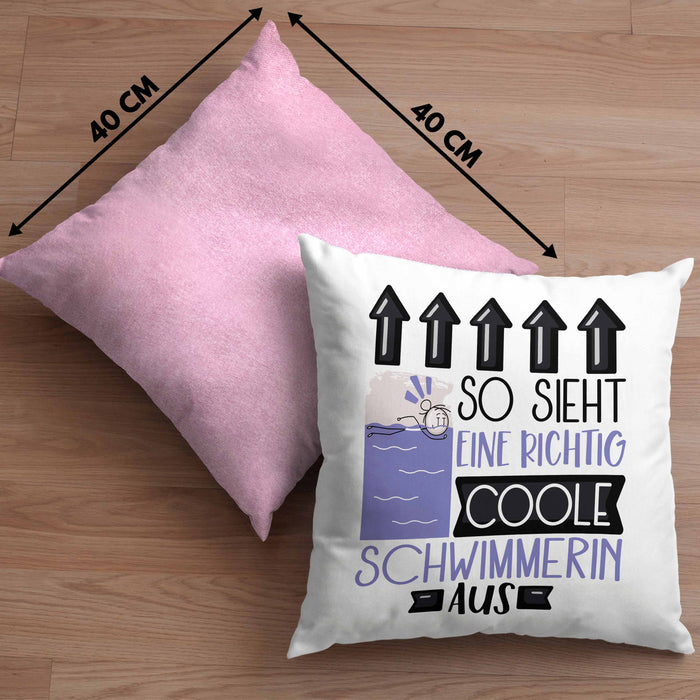 Schwimmerin Geschenk Kissen mit Füllung 40x40 Lustig Geschenkidee für Schwimmerin Geburtstag So Sieht Eine Richtig Coole Schwimmerin Aus Frauen Spruch (Grau) Rosa Trendation