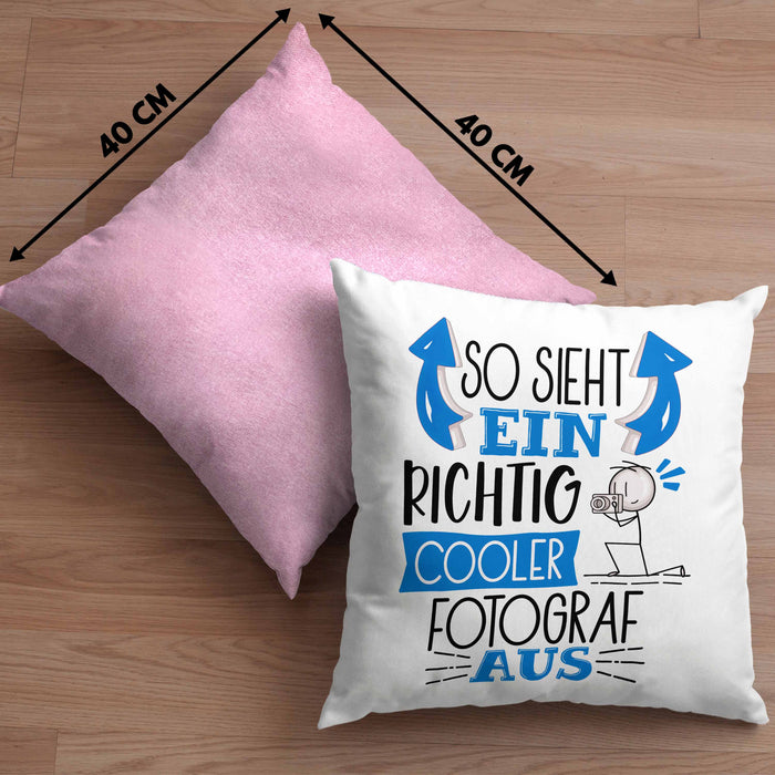 Fotograf Kissen mit Füllung 40x40 Geschenk So Sieht Ein RIchtig Cooler Fotograf Aus Geschenkidee Lustiger Spruch Geburtstag (Grau) Rosa Trendation