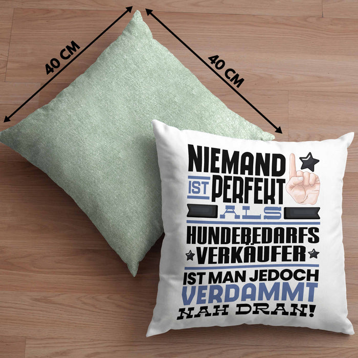 Hundebedarfsverkäufer Geschenk Kissen mit Füllung 40x40 Lustige Geschenkidee für Hundebedarfsverkäufer Geburtstag Niemand Ist Perfekt Aber Als Hundebedarfsverkäufer Ist Man Nah Dran (Grau) Grün Trendation