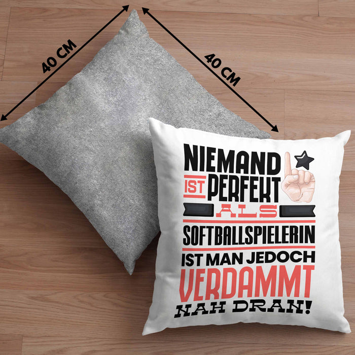 Softballspielerin Geschenk Kissen mit Füllung 40x40 Lustige Geschenkidee für Softballspielerin Geburtstag Niemand Ist Perfekt Aber Als Softballspielerin Ist Man Nah Dran (Grau) Grau Trendation