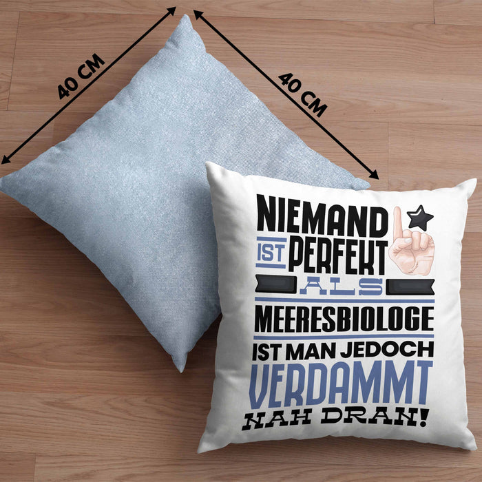 Meeresbiologe Geschenk Kissen mit Füllung 40x40 Lustige Geschenkidee für Meeresbiologe Geburtstag Niemand Ist Perfekt Aber Als Meeresbiologe Ist Man Nah Dran (Grau) Blau Trendation